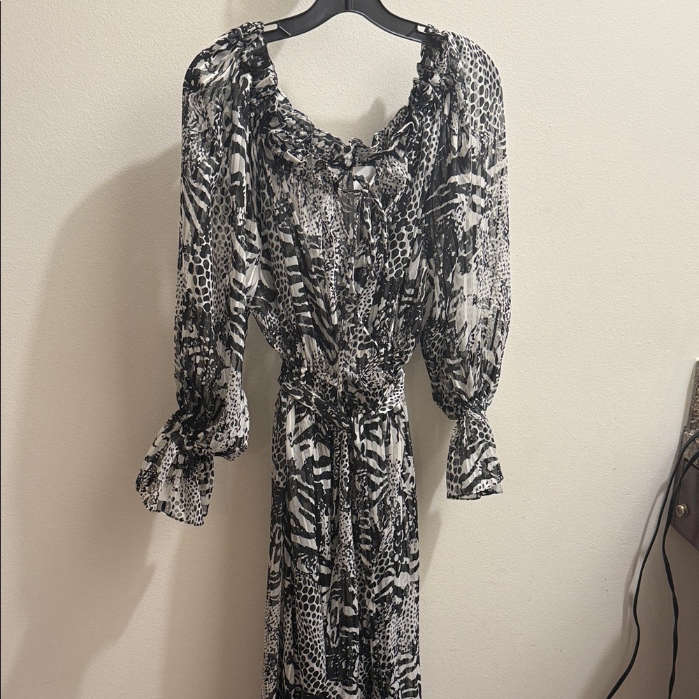 Chic Monochrome Long Sleeve Dress